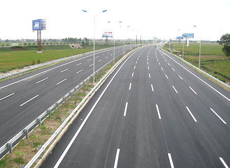 越南最長高速公路路面鋪設(shè)工程完工