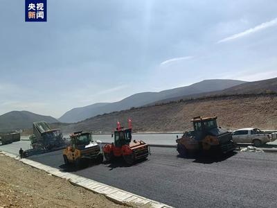 青海扁門(mén)高速公路二期路面水穩(wěn)工程全線(xiàn)完成