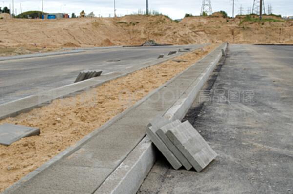 公路建設(shè)。路面瓷磚人行道