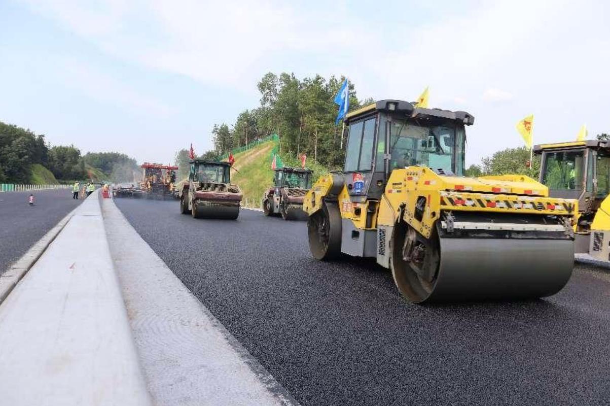 平益高速路面工程進入最后工序，全面沖刺年底通車目標