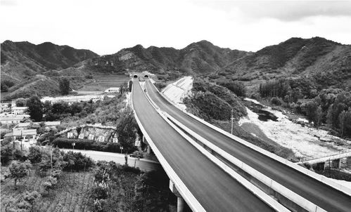 凌綏高速公路首段瀝青路面貫通，通車在即推動區域發展