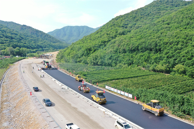 本桓高速公路十工區項目全面啟動瀝青路面施工，路橋附屬工程建筑勞務分包工作同步推進