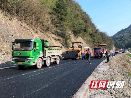 武陵源插分公路A2標(biāo)段步入瀝青攤鋪新階段 路橋附屬工程勞務(wù)分包模式實(shí)踐觀察
